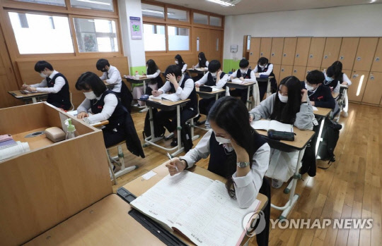 2022학년도 대학수학능력시험을 앞두고 지난 4일 오후 경남 창원시 합포고에서 3학년 학생들이 자율학습을 하고 있다. 연합뉴스